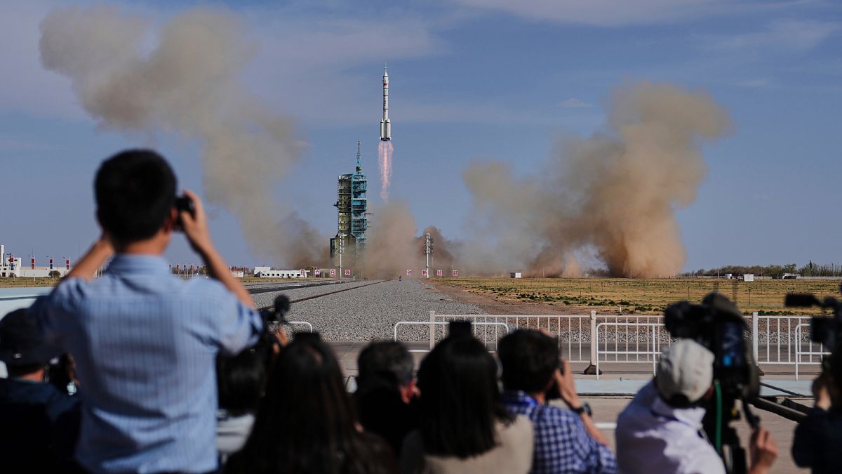 Çin, Mars yakınlarındaki asteroitten örnek toplayacak uzay aracını fırlattı