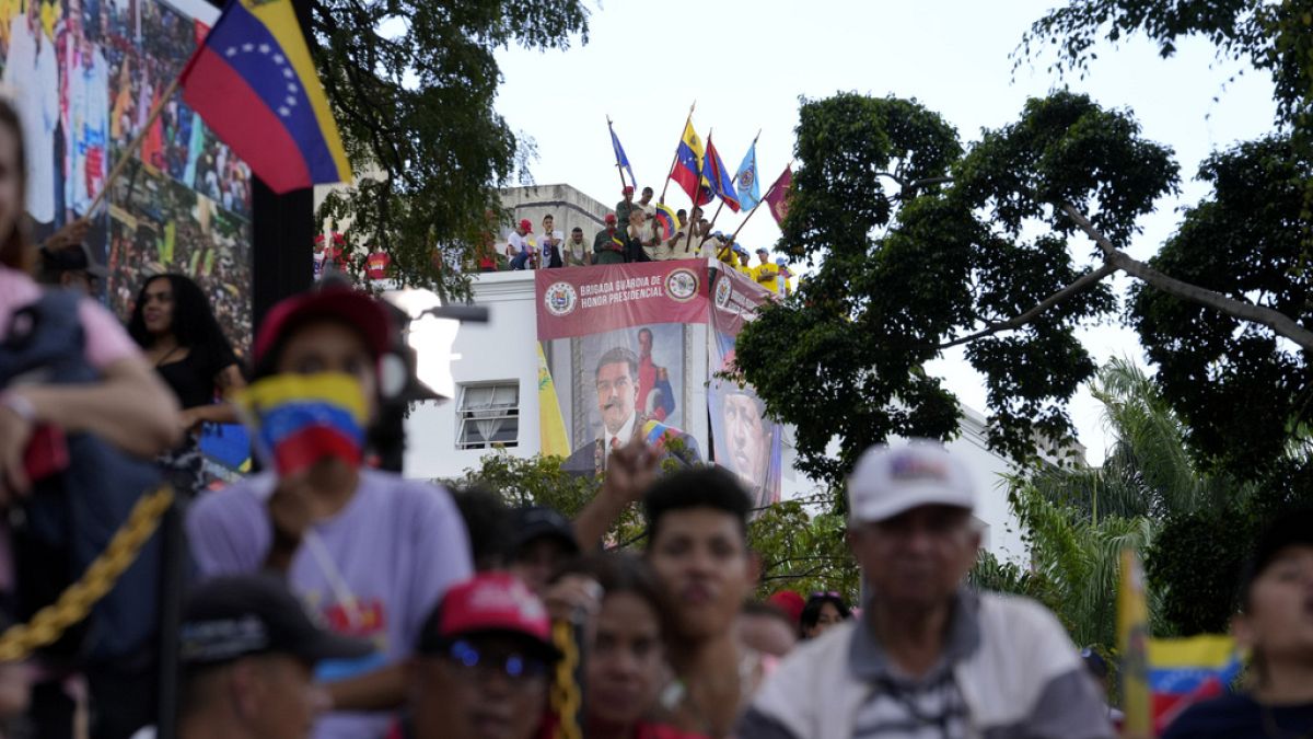 Maduro, WhatsApp'ı telefonundan sildi ve X'i 10 gün süreyle yasakladı