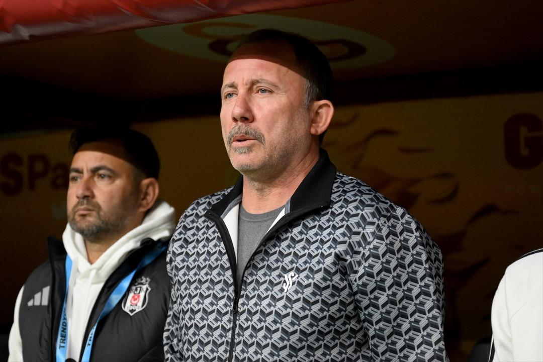 Etiler'de Sergen Yalçın'ın arabasında üst üste oturuyorlardı! Bu görüntüler kulüpte krize neden oldu! Sergen Yalçın'ın sözleri ortalığı karıştırdı... 2