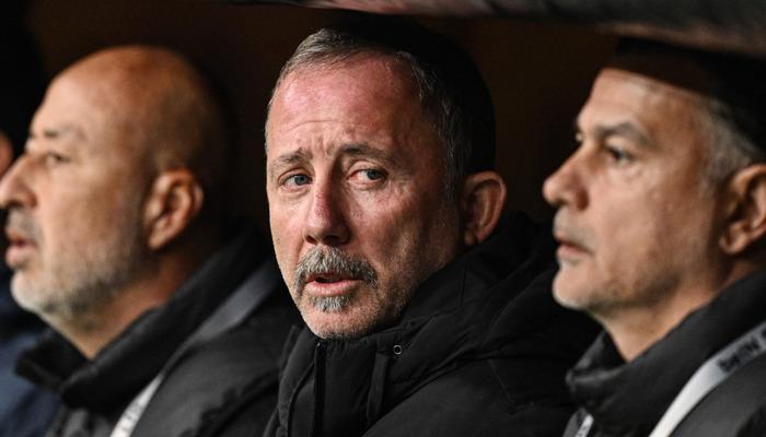 Emre Belözoğlu'nun "Tarihin en iyi Galatasaray'ı" sözüne Sergen Yalçın'dan gülerek yanıt!  Antalyaspor
