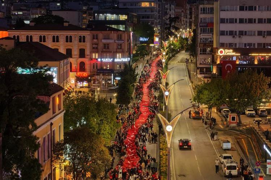 19 Mayıs Heyecanı: 1919 Metrelik Türk Bayrağı ile Yürüyüş Yapıldı