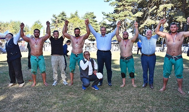 İznik, Elmalı İlçesi Alıç Yaylası Beşinci Karakucak mücadelesi büyük katılım ve kıyasıya mücadelelere sahne oldu. - SPOR
