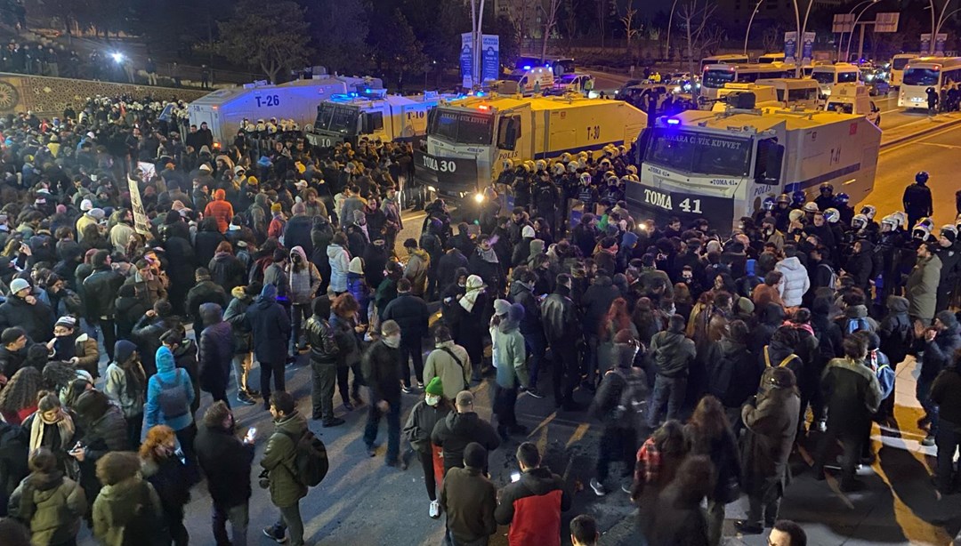 İstanbul ve Ankara'da İmamamlu'nun Eylemi: Öğrenciler Diploma ve Gözaltı - Türkiye Haberlerini Kırma