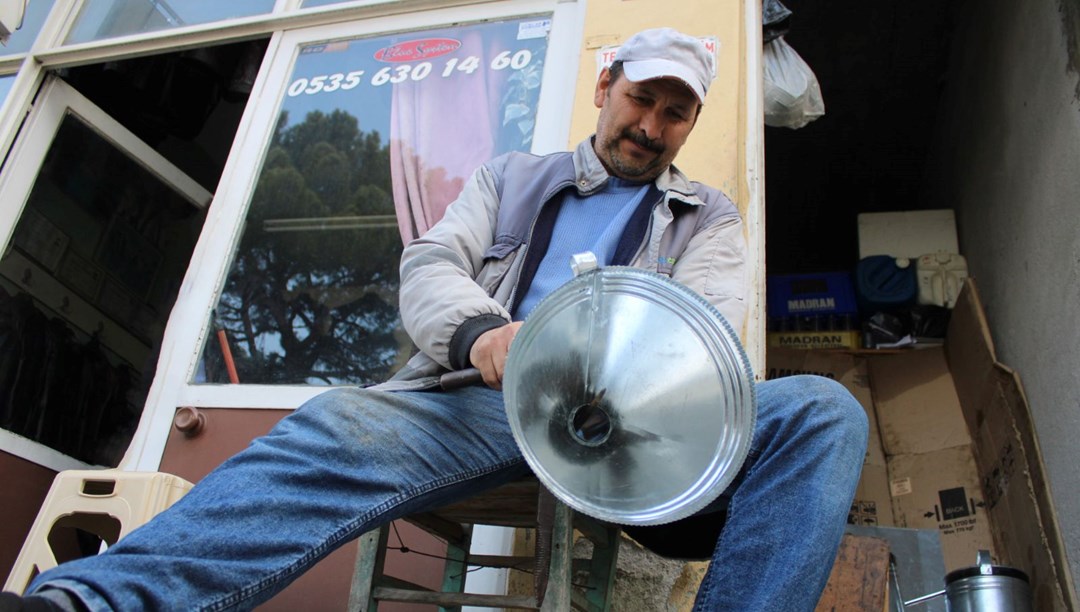Bölgenin Tek Lact Ustası: Ekmeğini bir metrekare dükkanına alıyor