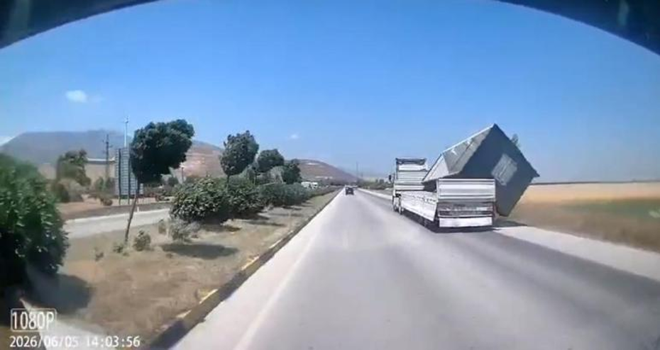 Hatay'da Fırtına Sonrası Tehlikeli Anlar: TIR Konteyneri Yoldan Düşürdü