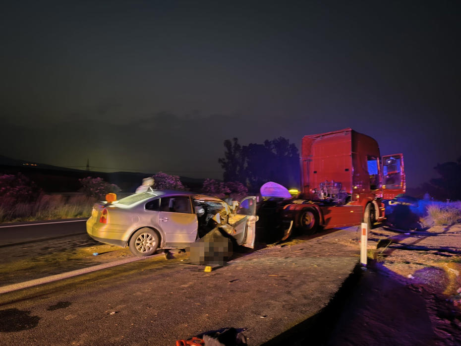 Adana'da Emniyet Şeridinde Feci Kaza: 2 Ölü