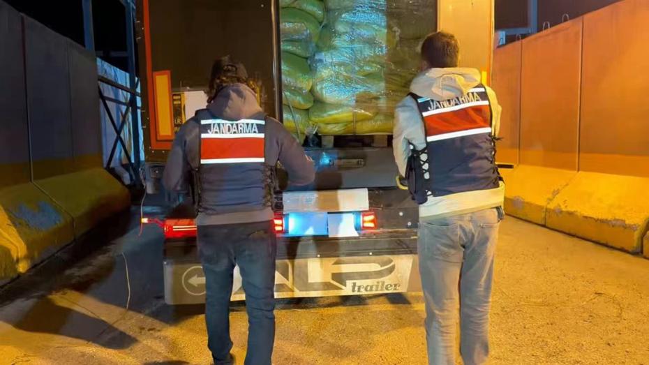 Van'da takibe alınan TIR'da 333 kilogram skunk ele geçirildi