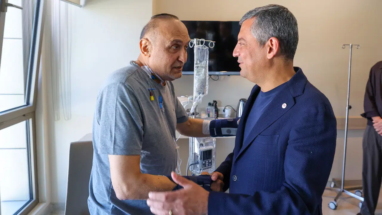 Özgür Özel, Bıçaklı Saldırıda Yaralanan Melih Meriç’i Ziyaret Etti