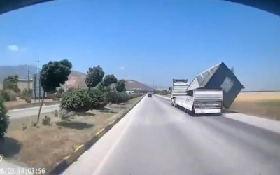 Hatay'da Fırtına Sonrası Tehlikeli Anlar: TIR Konteyneri Yoldan Düşürdü