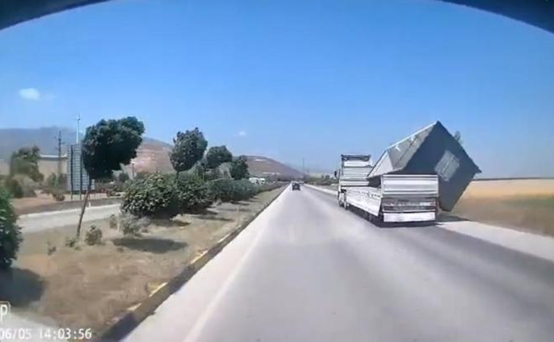 Hatay'da Fırtına Sonrası Tehlikeli Anlar: TIR Konteyneri Yoldan Düşürdü