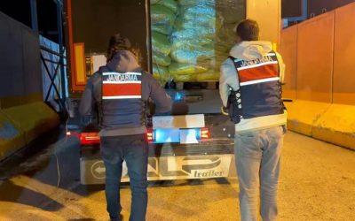 Van'da takibe alınan TIR'da 333 kilogram skunk ele geçirildi