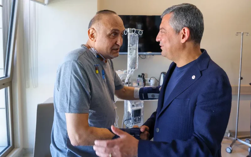 Özgür Özel, Bıçaklı Saldırıda Yaralanan Melih Meriç’i Ziyaret Etti