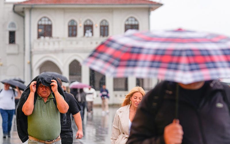İstanbul ve Etrafında Yoğun Yağmur ve Fırtına Uyarısı: Sel ve Su Baskını Tehdidi Artıyor